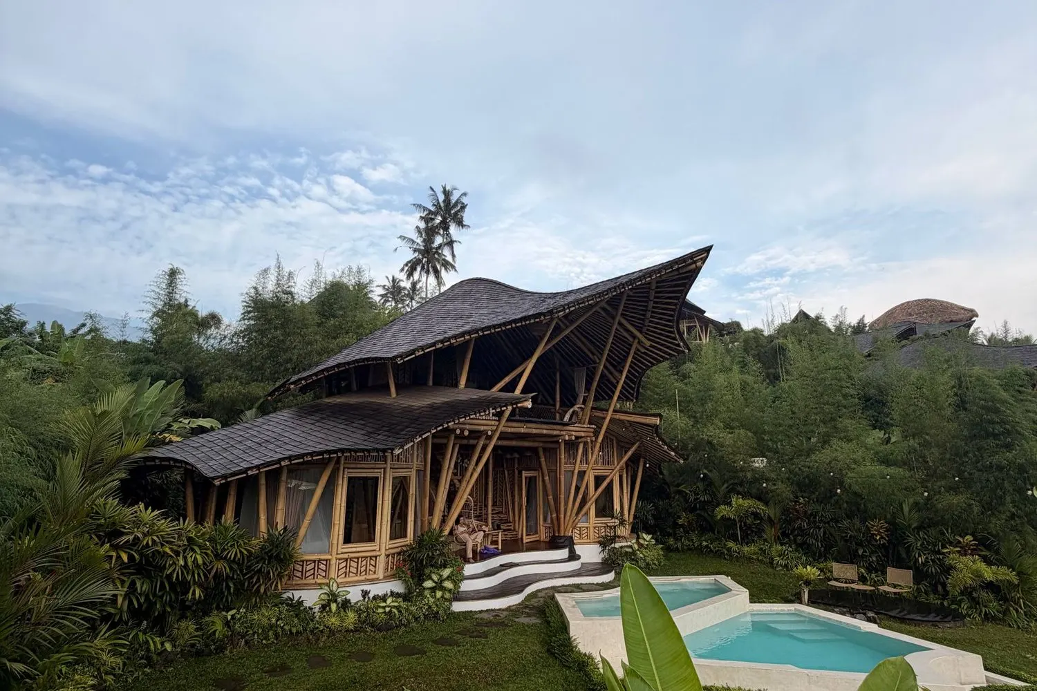 Una villa in bambu con piscina privata circondata dalla giungla a Ubud, Bali.