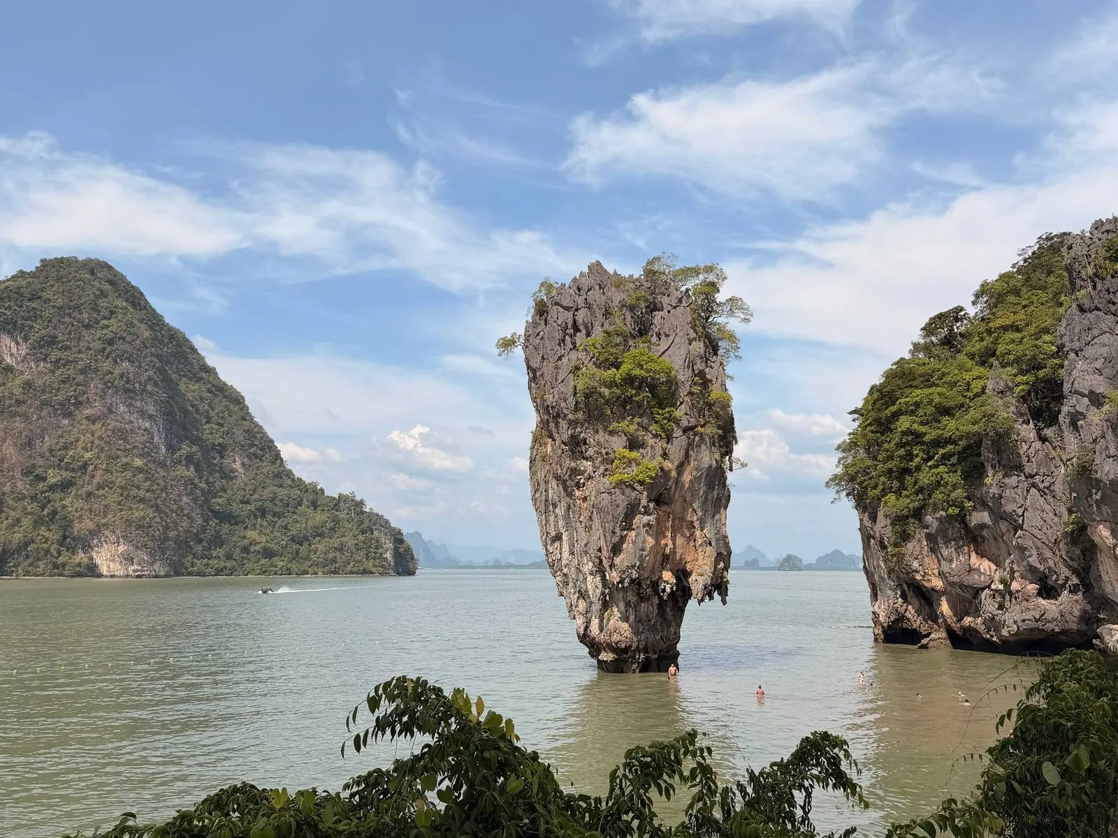 James Bond Island nella baia di Phang Nga, Thailandia, vista dall'acqua.