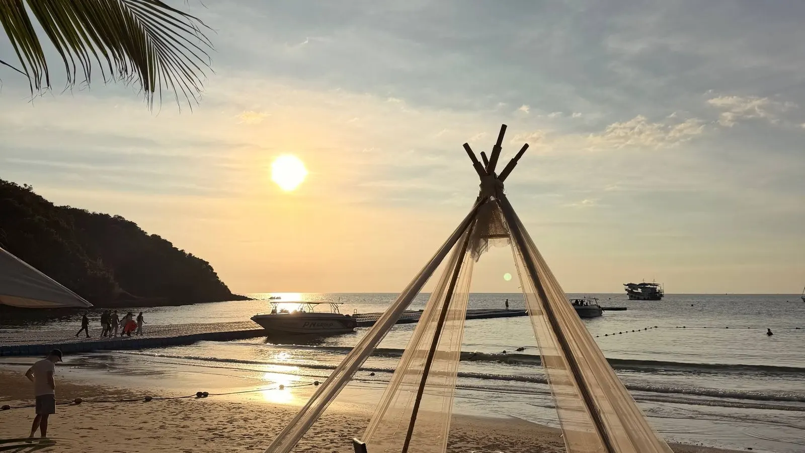 Una cena al tramonto allestita su una spiaggia tranquilla a Ko Samet, Thailandia.